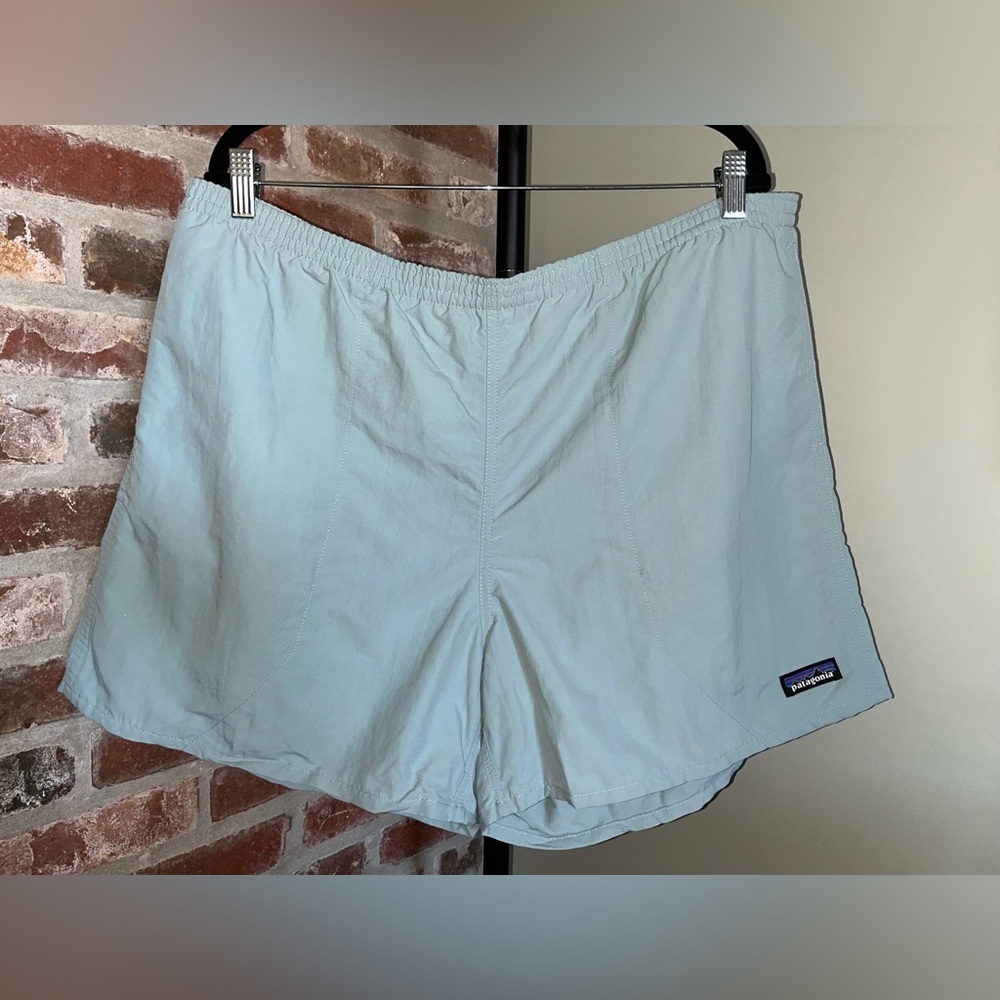 Patagonia men’s Baggies shorts in a light blue | size xl
